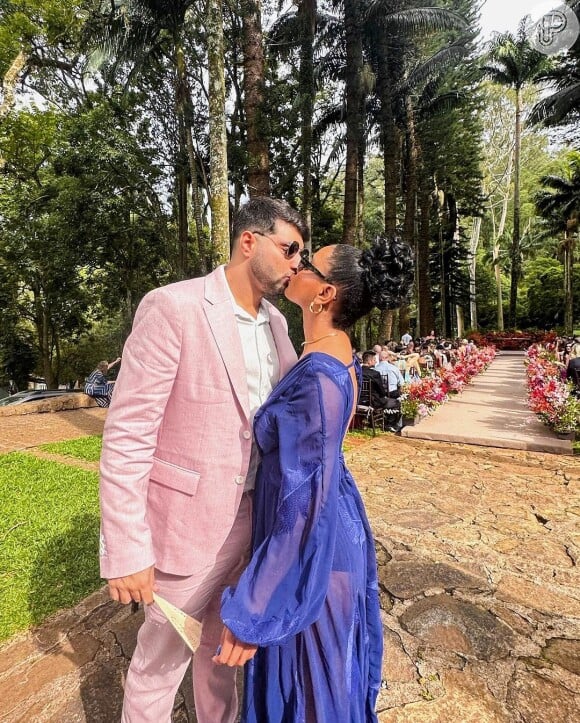 Heslaine Vieira combinou o seu look de casamento com o namorado enquanto a atriz estava de azul ele foi de alfaiataria rosa claro