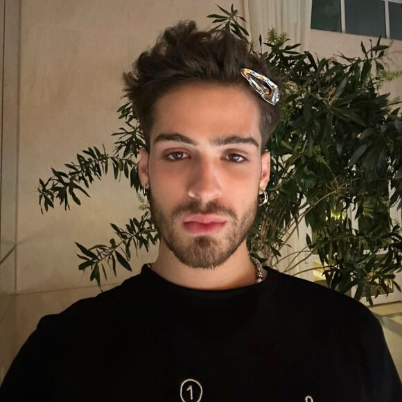 João Guilherme divide opiniões ao ser flagrado conversando com ex-namorada e tendo a foto dos dois de fundo