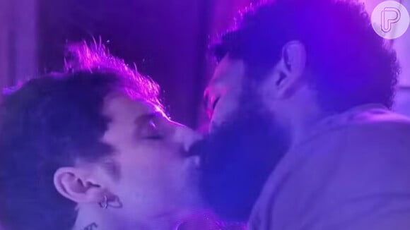 Em 'Terra e Paixão', Kelvin (Diego Martins) e Ramiro (Amaury Lorenzo) terão uma cena de maior intimidade após o beijo. Saiba como será!