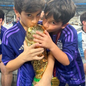 Filhos de Lionel Messi e Antonela Roccuzzo chegaram a beijar a taça da Copa do Mundo após a Argentina vencer a França (4 x 2) nos pênaltis
