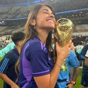 Mulher de Messi, Antonela Roccuzzo quebrou o protocolo e segurou a taça de campeão da Copa do Mundo