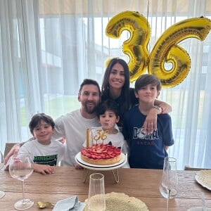 Lionel Messi em foto com a mulher, Antonela Roccuzzo, e os três filhos ao fazer aniversário