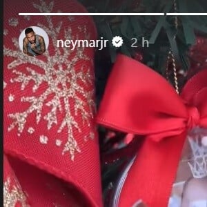 Neymar personalizou a árvore de Natal com fotos de Mavie