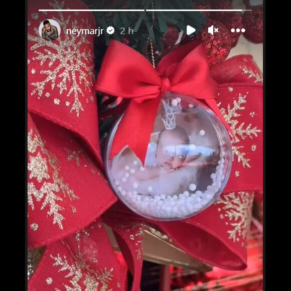 Neymar personalizou a árvore de Natal com fotos de Mavie