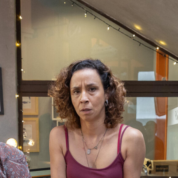 Na novela 'Elas por Elas', Adriana (Thalita Carauta) fica em choque ao receber Sérgio (Marcos Caruso) em sua casa. A cena irá ao ar no capítulo desta quarta-feira, 20 de dezembro.