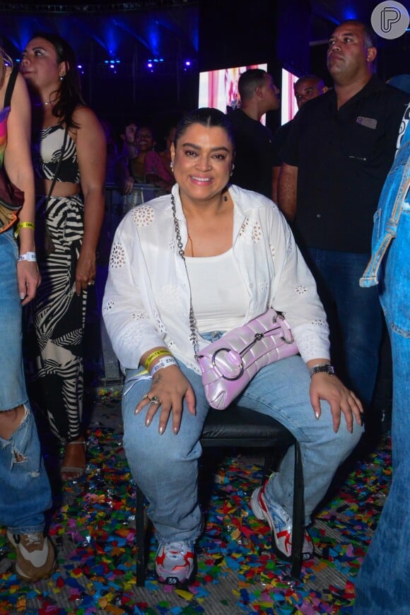 De calça jeans, Preta Gil curtiu sentada show de Ivete Sangalo no Maracanã em 20 de dezembro de 2023
