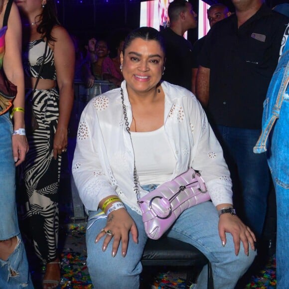 De calça jeans, Preta Gil curtiu sentada show de Ivete Sangalo no Maracanã em 20 de dezembro de 2023