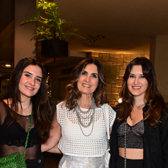 Filhas de Fátima Bernardes combinaram look black para show de Ivete Sangalo