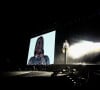 Ivete Sangalo entrou no palco içada por uma plataforma, ao som do clássico 'Alô Paixão'
