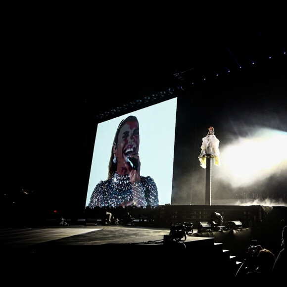 Ivete Sangalo entrou no palco içada por uma plataforma, ao som do clássico 'Alô Paixão'
