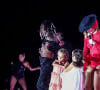 Ivete Sangalo recebeu as filhas gêmeas, Marina e Helena, em show no Maracanã