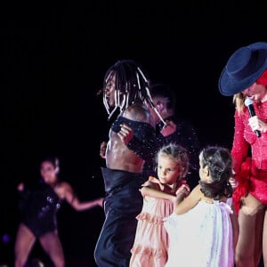 Ivete Sangalo recebeu as filhas gêmeas, Marina e Helena, em show no Maracanã