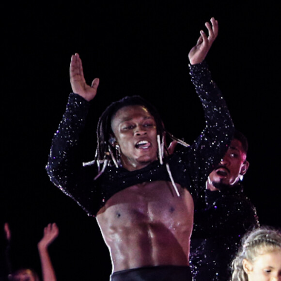 Filhas de Ivete Sangalo, Marina e Helena, roubaram a cena no show da mamãe