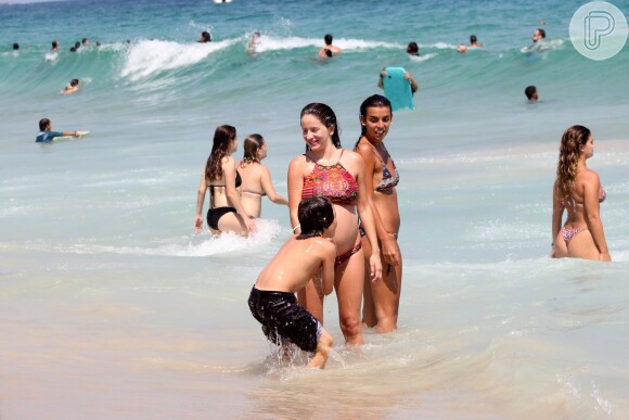 Erika Mader curtiu o sábado, 17 de janeiro de 2015, na praia do Leblon, na Zona Sul do Rio. De biquíni, a sobrinha de Malu Mader exibiu sua barriga de grávida