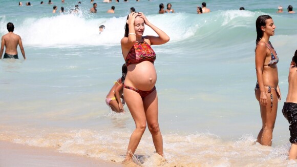 De biquíni, Erika Mader exibe barrigão de grávida em praia do Rio de Janeiro