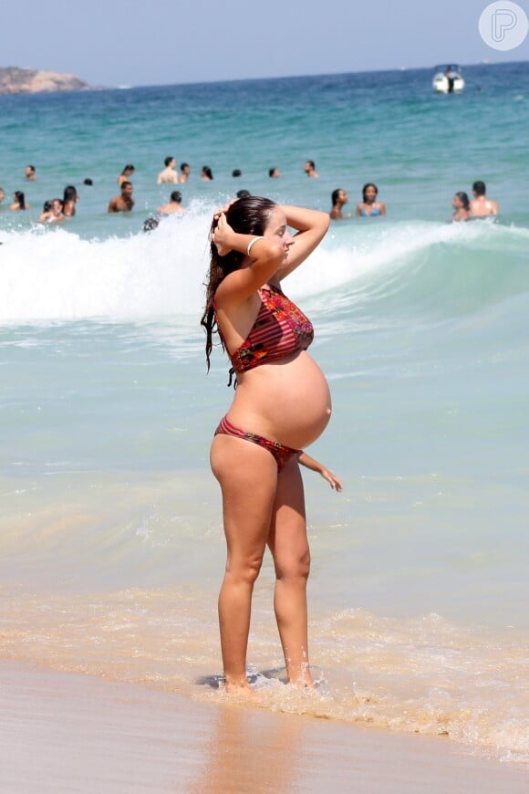 De biquíni, Erika Mader exibiu sua barriga de grávida