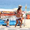 Erika Mader curtiu o sábado, 17 de janeiro de 2015, na praia do Leblon, na Zona Sul do Rio. De biquíni, a sobrinha de Malu Mader exibiu sua barriga de grávida