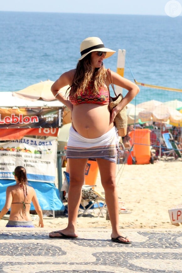 Erika Mader deixou à mostra sua barriga de grávida