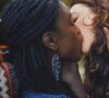 Primeiro beijo lésbico de Mara e Menah é exibido em 'Terra e Paixão' e leva público à loucura