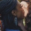 'Terra e Paixão' exibe primeiro beijo lésbico entre Mara e Menah e internautas vão à loucura. Assista à cena!