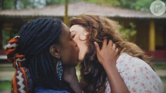 Primeiro beijo lésbico de Mara e Menah é exibido em 'Terra e Paixão' e leva público à loucura
