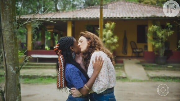 Para selar o momento especial, Mara e Menah deram um beijão que enloqueceu o público