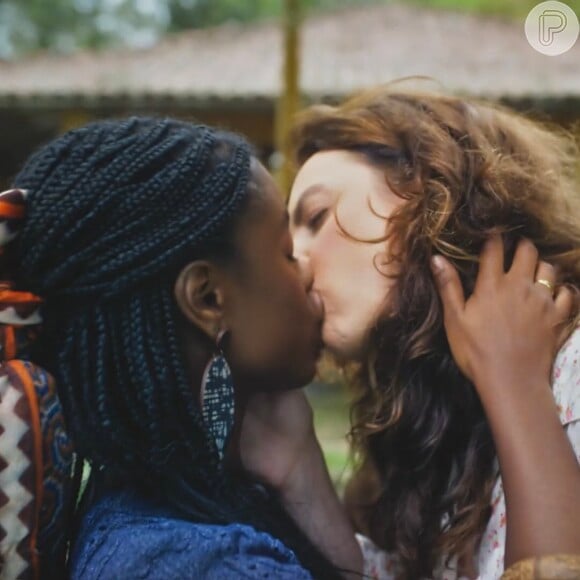 Beijo de Mara e Menah foi comemorado na internet e figurou até entre os assuntos mais comentados