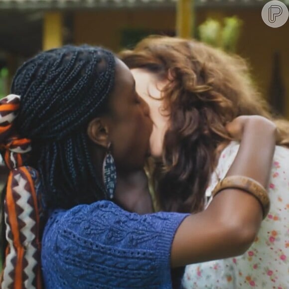 Neste sábado (23), o primeiro beijo lésbico de Mara e Menah foi exibido em 'Terra e Paixão'