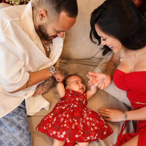 Em seu Instagram, Neymar posou com a filha e Bruna Biancardi para fotos de Natal