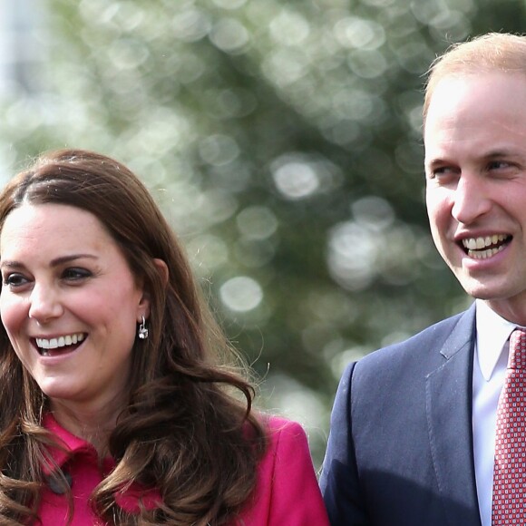 Príncipe William e Kate Middleton precisaram ficar afastados nas primeiras horas desta segunda-feira (25)