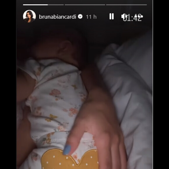 Bruna Biancardi compartilhou nas redes sociais que estava acordada às 1h42 da manhã cuidando de Mavie