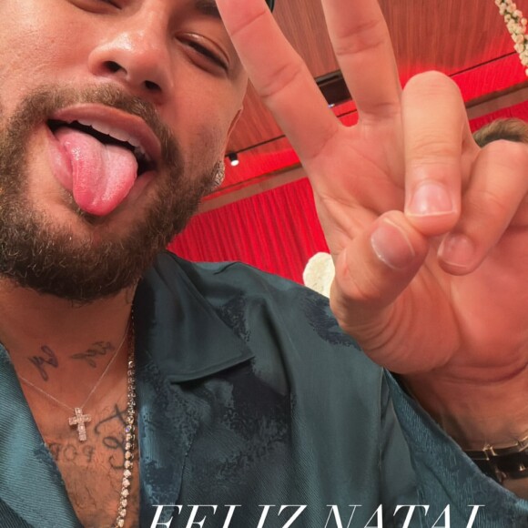 Em meio às festas, Neymar continua cuidando do joelho