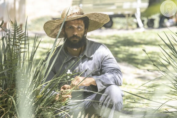 Em Terra e Paixão, Ramiro (Amaury Lorenzo) disfarçado de jardineiro.