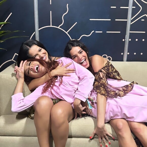 Bruna Marquezine e Juliette vibraram quando Anitta chegou na festa para fazer um show
