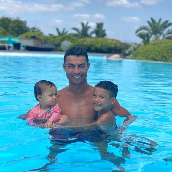 Cristiano Ronaldo em foto com uma parte dos filhos; jogador desembolsou R$ 430 mil em relógio de ouro para Luan Santana