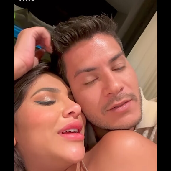 Grávida de Arthur Aguiar, Jheny Santucci ganhou carinho do ator após passarem réveillon juntos