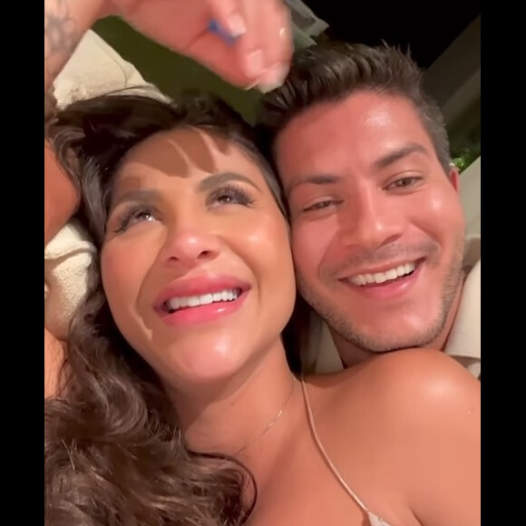 Arthur Aguiar se divertiu ao tentar fazer foto com a namorada, Jheny Santucci