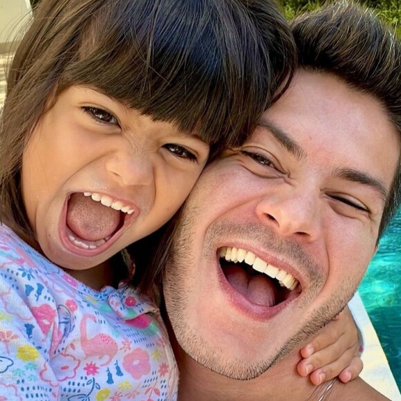 Arthur Aguiar passou o réveillon 2024 com a filha, Sophia, fruto do casamento com Maíra Cardi