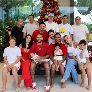 Bigode, segurança de Mavie, surgiu na foto que Bruna Biancardi e Neymar tiraram em reunião de natal da família e amigos