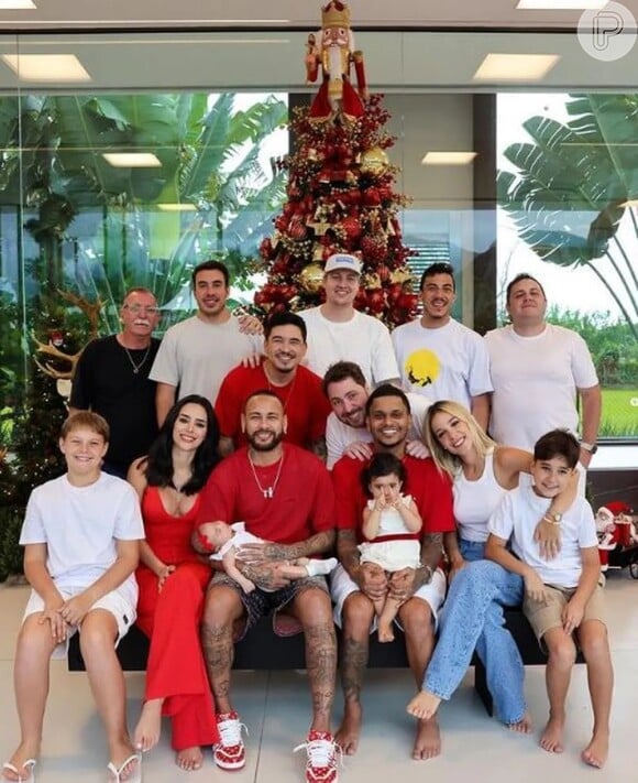 Bigode, segurança de Mavie, surgiu na foto que Bruna Biancardi e Neymar tiraram em reunião de natal da família e amigos