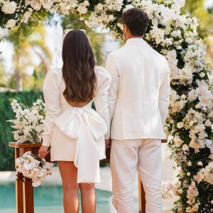 Vestido de noiva curto: Larissa Manoela esbanjou romantismo e ousadia ao usar modelo curto com maxi-laço na parte de trás