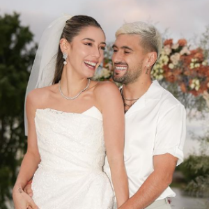 Camila Bastiani usou um vestido de noiva curto de cetim no valor de R$ 27 mil em uma das cerimônias que marcou sua união com Arrascaeta