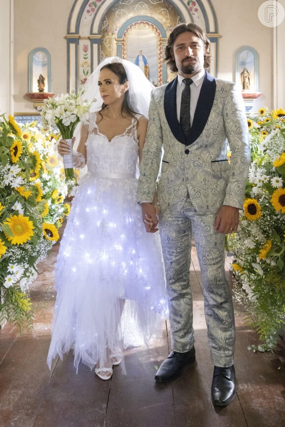 Anely (Tata Werneck) e Natercinho (Daniel Rocha) durante seu casamento na novela Terra e Paixão