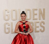 Globo de Ouro 2024: Selena Gomez elegeu o vermelho brilhante para compor seu look