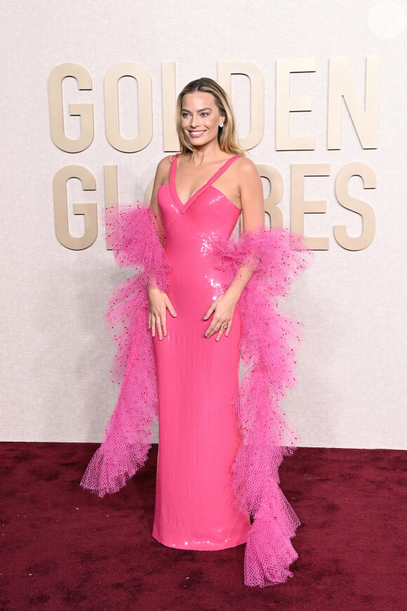 Globo de Ouro 2024: No clima de 'Barbie', Margot Robbie elegeu um look todo rosa para a premiação