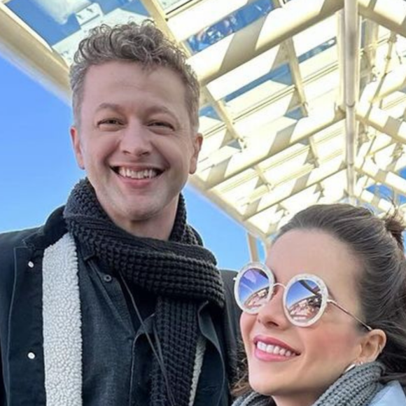 De férias com o ex! Sandy exibe fotos de viagem com Lucas Lima e fãs especulam: 'Compraram passagem antes da separação?'