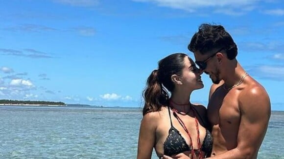 Giovanna Lancellotti exibe bumbum desenhado em fotos na praia com o namorado e corpo sarado rouba a cena: 'Muito gostosa'