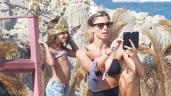 Grazi Massafera e a filha, Sofia, tiram fotos em castelo de areia em praia no RJ