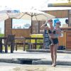 Grazi Massafera passeia com a filha, Sofia, na orla da praia da Barra da Tijuca, no Rio de Janeiro