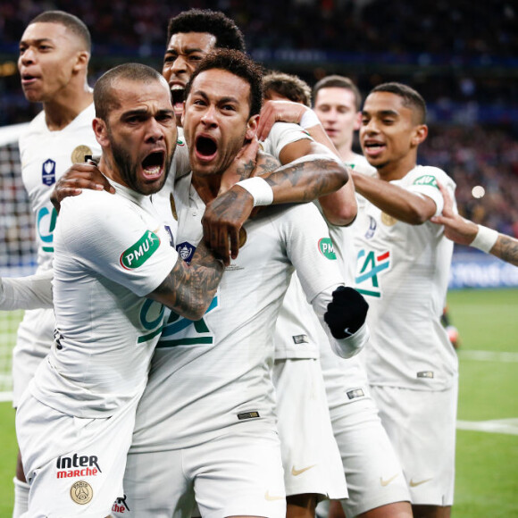 Neymar e Daniel Alves são amigos há longo prazo e a ajuda do pai de Neymar após a prisão de Alves foi vital para a turbulência no namoro do empresário